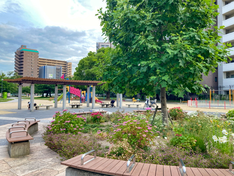 【博多駅前4丁目】「東領公園」を散策 ベンチと遊具