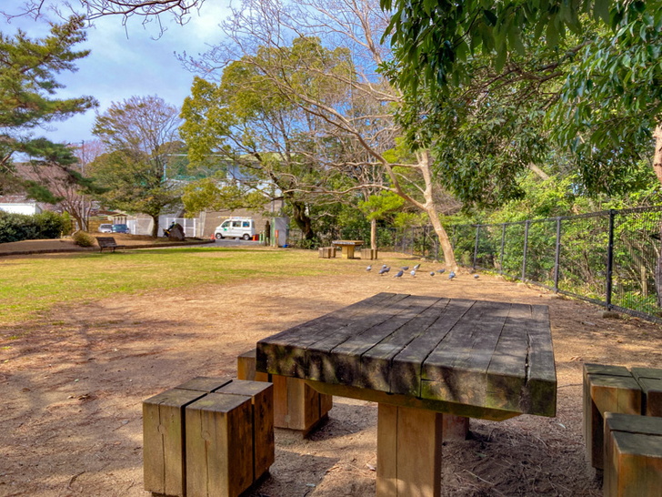 【中央区平尾】「浄水緑地公園」丘上にあるシンプルな公園 テーブルと椅子（3つ）