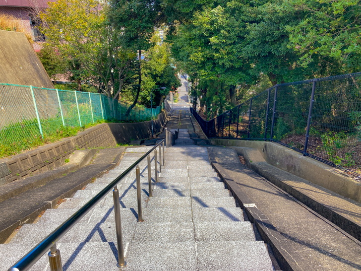 【中央区平尾】「浄水緑地公園」丘上にあるシンプルな公園 公園横にある階段