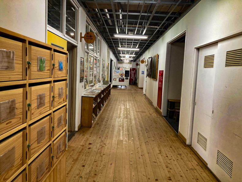 【田川市】「いいかねpalette」遊べて泊まれて働ける。旧猪位金小学校 廊下