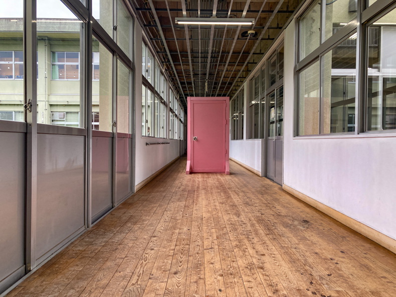 【田川市】「いいかねpalette」遊べて泊まれて働ける。旧猪位金小学校 渡り廊下にある「どこでもドア」