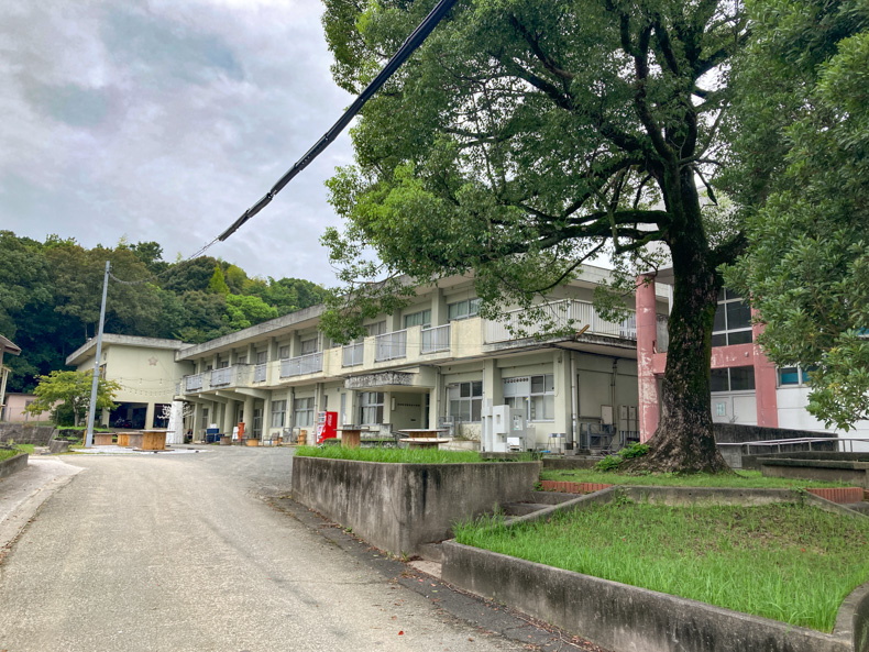 【田川市】「いいかねpalette」遊べて泊まれて働ける。旧猪位金小学校 外観は普通の小学校