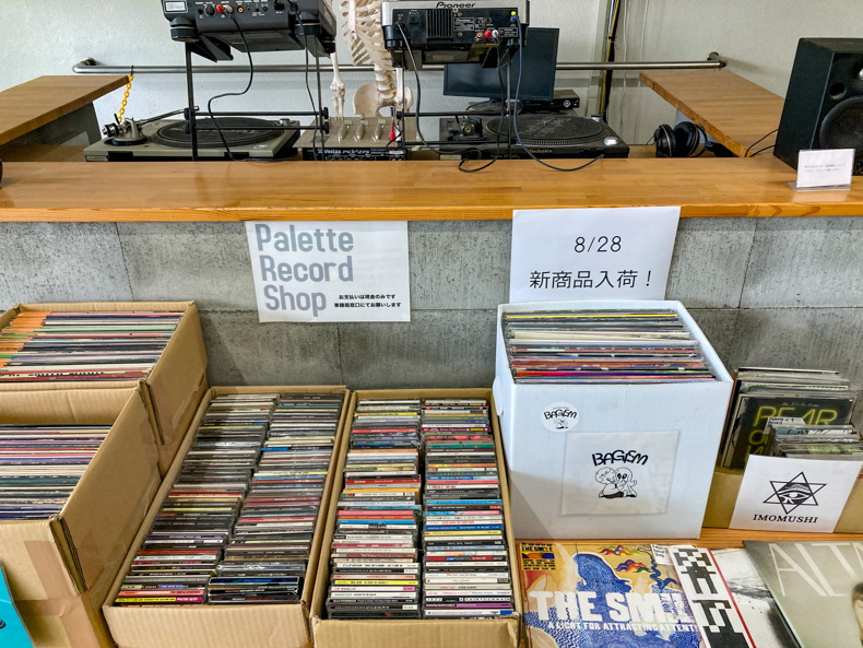 【田川市】「いいかねpalette」遊べて泊まれて働ける。旧猪位金小学校 CDとレコード