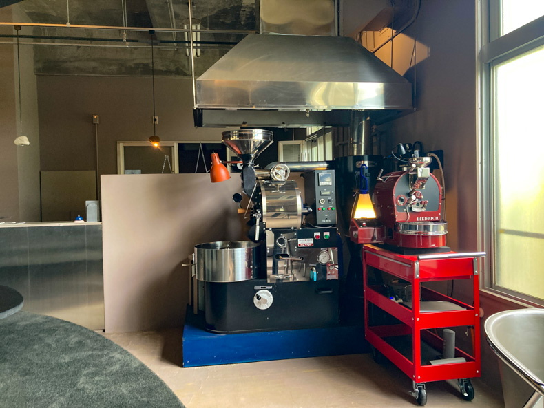 【田川市】「おいとま食堂」ランチレポート。いいかねpalette内、本物の“給食室”でランチ食べました 店内には焙煎機のようなものもある