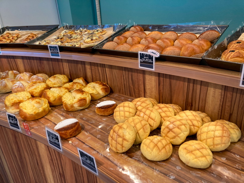 菓子パン・惣菜パンなど、豊富な米粉パンが陳列されている